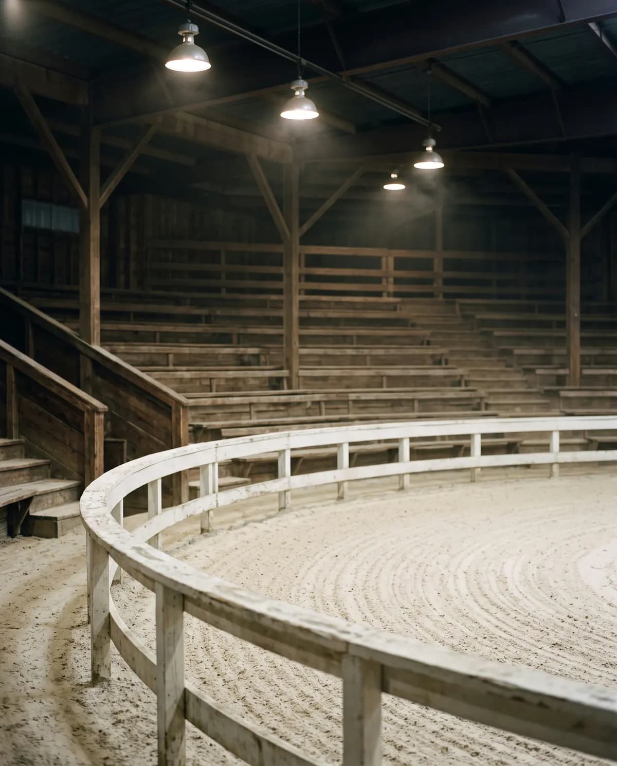 Un ring de vente vide, fraîchement ratissé, les lumières allumées avant la vente.